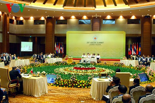 Prime Minister Nguyen Tan Dung attends 25th ASEAN Summit - ảnh 4